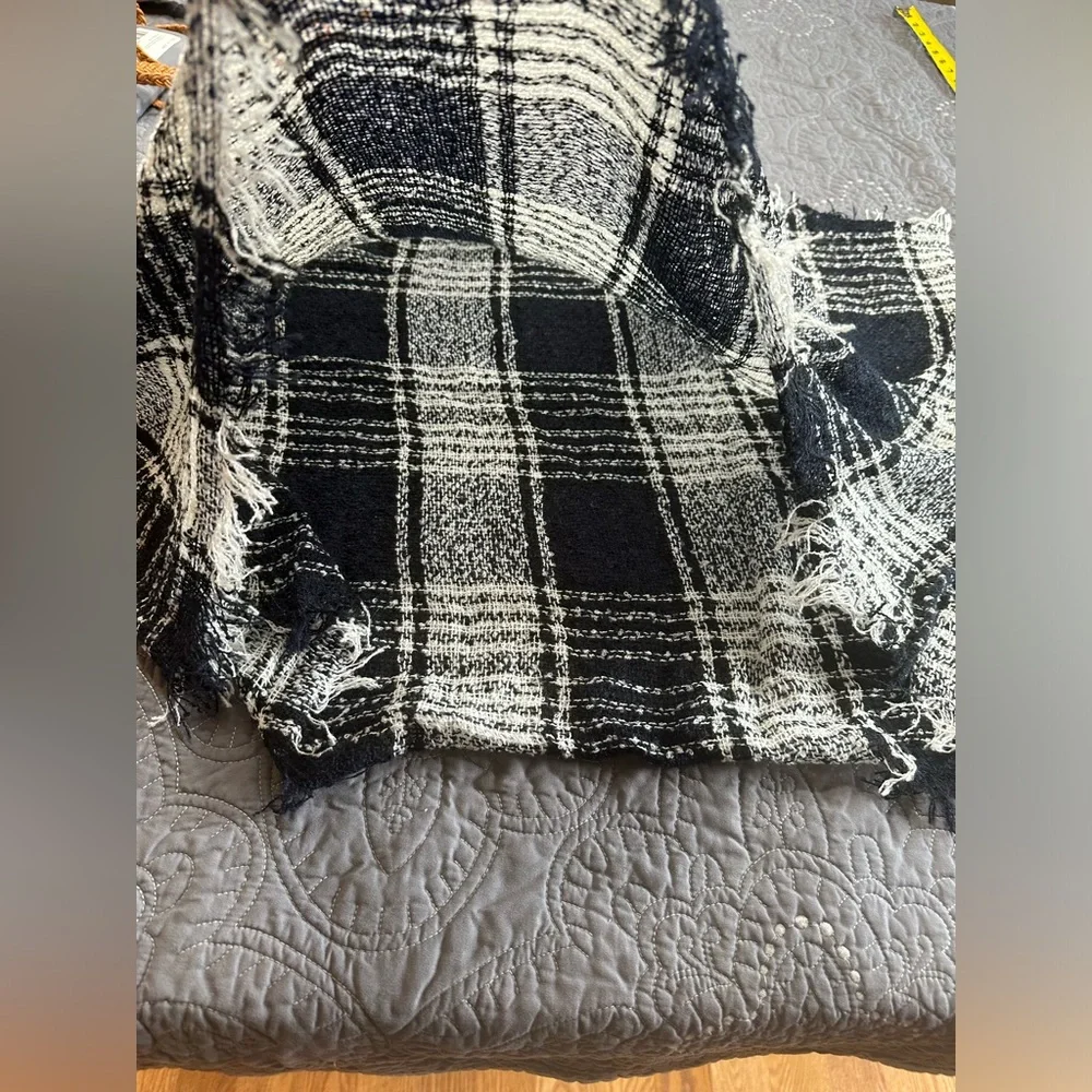 G.H. Bass & Co Women’s Navy/White/Black Plaid Woven Scarf NWT